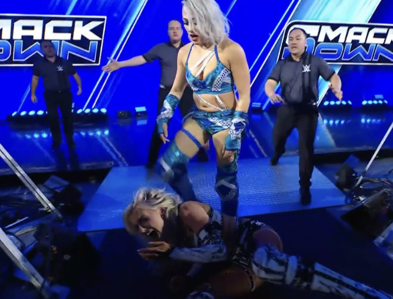 FadeAwayMedia's tweet photo. GIULIA JUST ABSOLUTELY DESTROYED BLAKE MONROE

THE MATCH HAS BEEN CALLED OFF YET AGAIN 😭

#Smackdown https://t.co/uNRQqyG1PQ