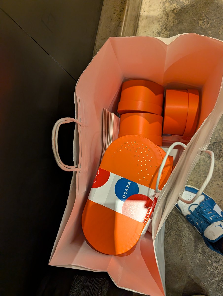 umesumu's tweet photo. 阪急にベトナムに持って行くお土産を買いに来たついでに(￣▽￣)
スーツケースに入るかな😅 https://t.co/W30wzgujcM