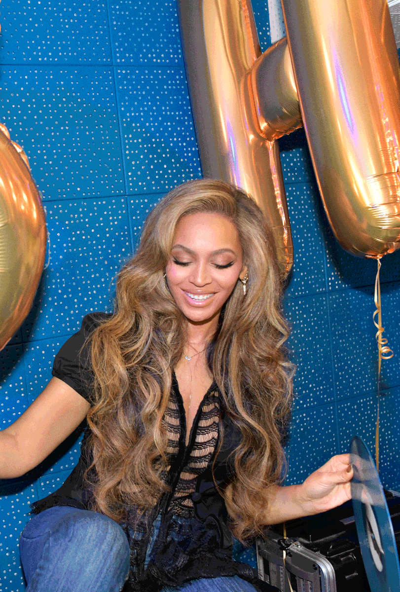 beyoncebrasil's tweet photo. BEYONCÉ AT 45 💙 https://t.co/4SeflLTSCn