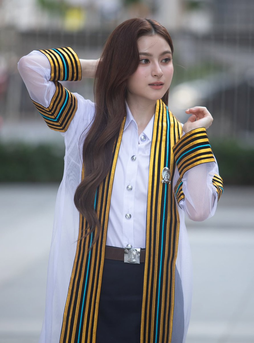 fofoqueibr's tweet photo. É impossível não se apaixonar! 
A Prim está deslumbrante no dia da sua formatura! Tão linda! 🎓💛  #PrimiilyGraduationsDay #Primiily https://t.co/EcdS1DUSHP