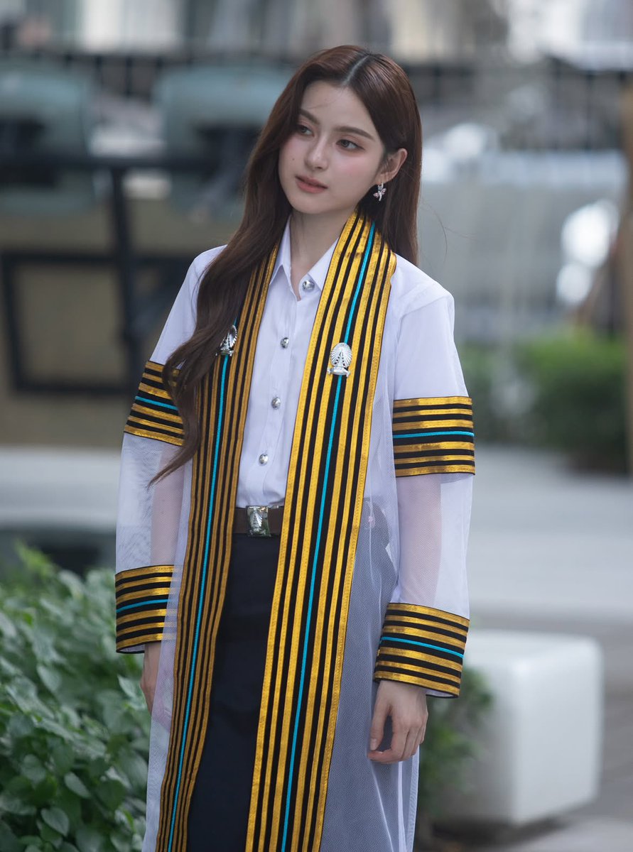 fofoqueibr's tweet photo. É impossível não se apaixonar! 
A Prim está deslumbrante no dia da sua formatura! Tão linda! 🎓💛  #PrimiilyGraduationsDay #Primiily https://t.co/EcdS1DUSHP