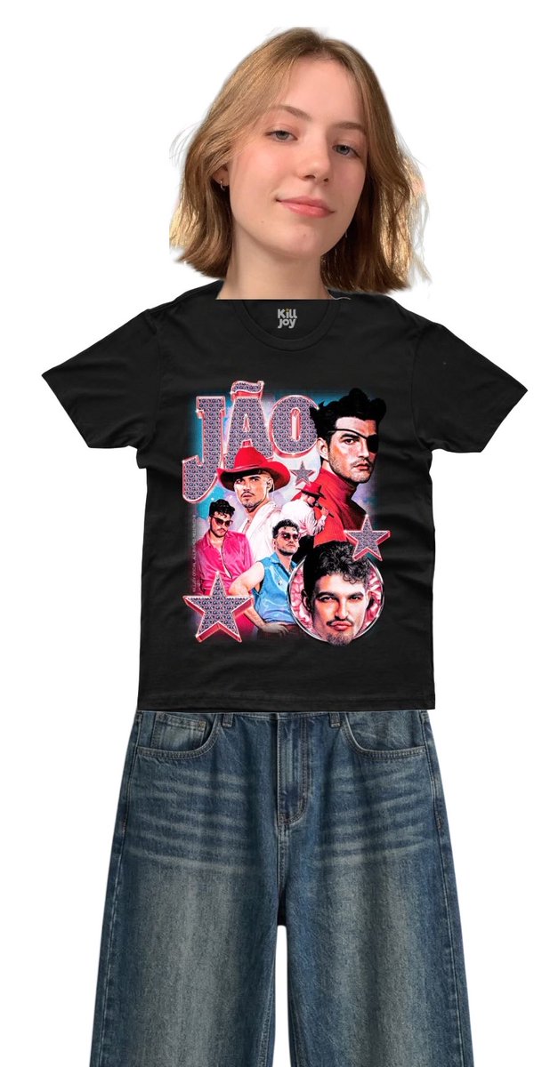 jaobfoss's tweet photo. eu vou ser a primeira pessoa da minha árvore genealógica a ter uma almofada com o formato da bruna foss vestida com a blusa do jão 

@brunafosss o que achou? https://t.co/msXHnG1Aep