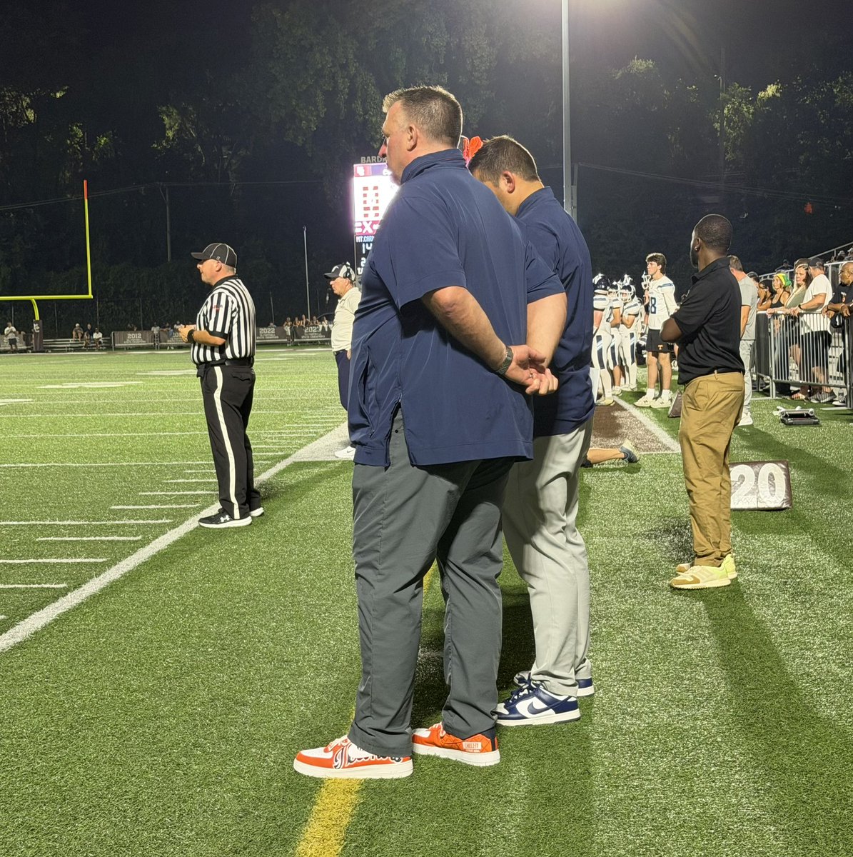 RussellJHodges's tweet photo. @CaravanFootball @FootballNaz Fresh off a win against UAB, @IlliniFootball coach Bret Bielema is here checking out tonight's action!

Love seeing the college coaches, support the high school athletes! https://t.co/ptBNZxv6XG