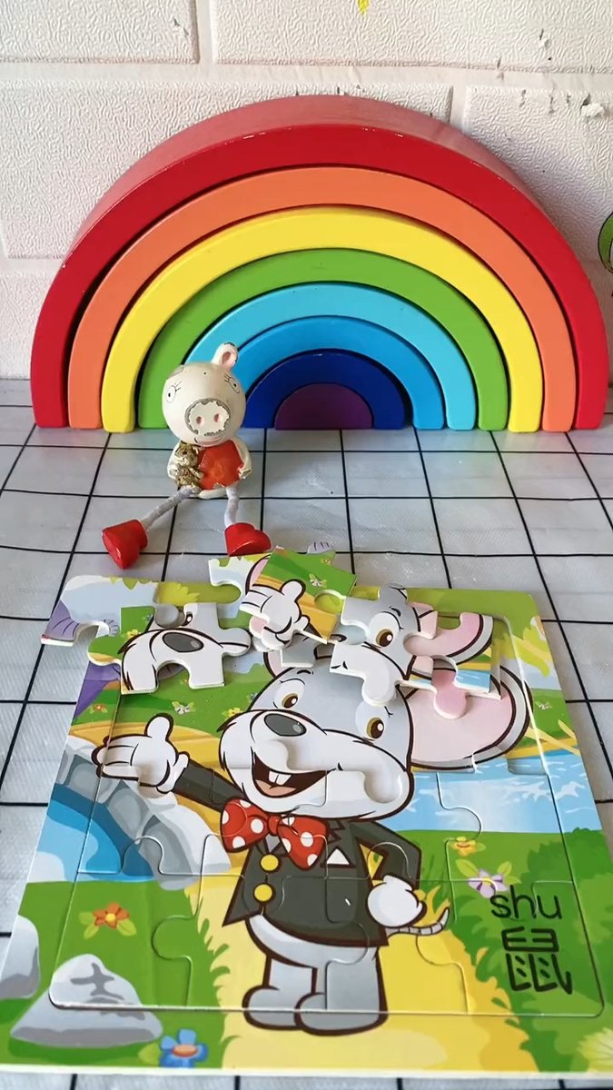 JayyAlley's tweet photo. 周末带娃解锁新玩法！蹲地上拼了半小时拼图，看他举着成品蹦得老高，原来陪伴就是最棒的亲子时光呀～ https://t.co/IwkMDp5L8i