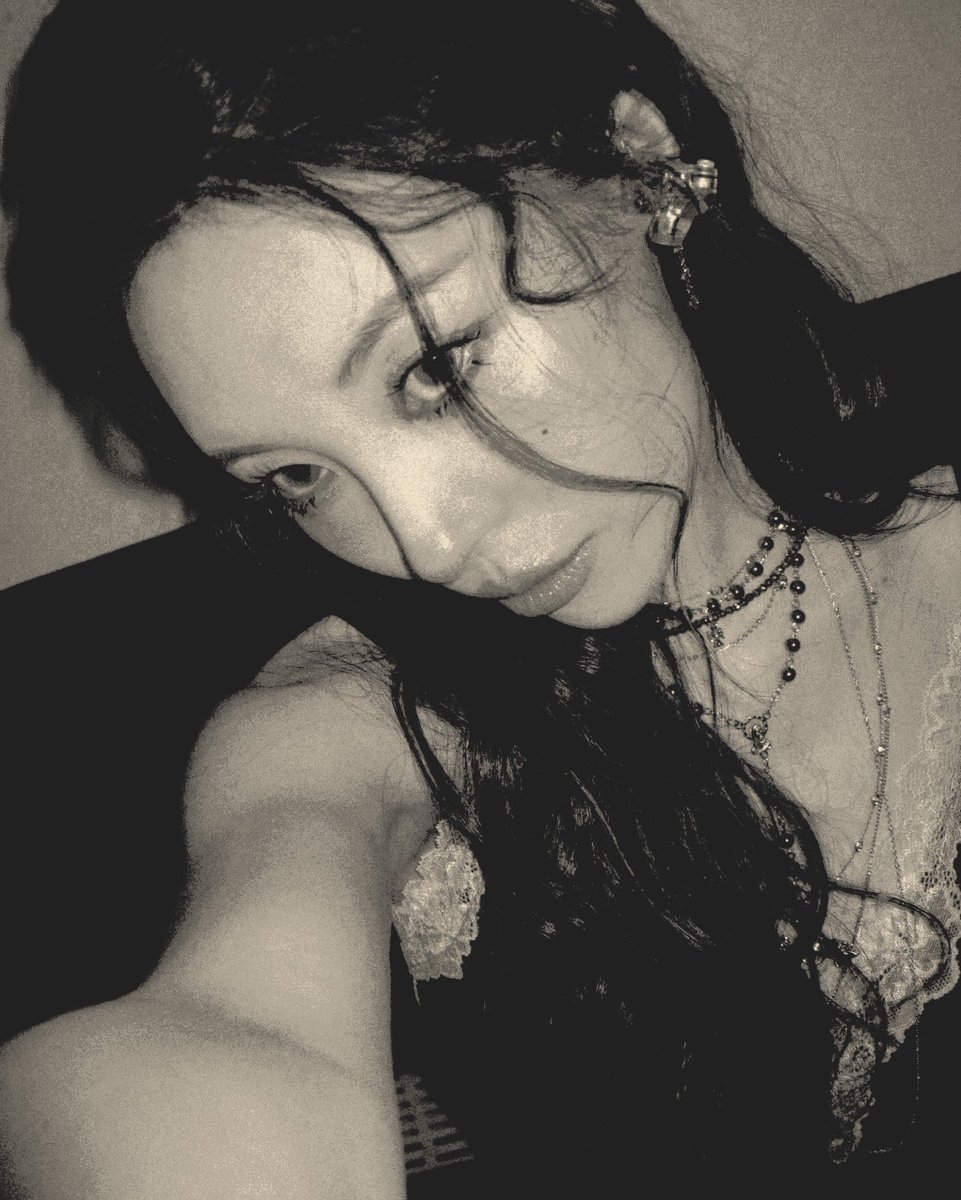 SS4NGR14's tweet photo. 무대에 오르기 전에. ROCKSTAR : ★ ★ ★ ★ ★ https://t.co/VMdus0TvSq
