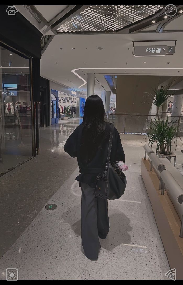 ChuLeilyn's tweet photo. 🤾A funny storybook to carry while traveling. After every hard setback, list the positive lessons you gained, and trust that time has a deeper, unseen reason for everything along your life's path. Don't think of your life as wasted—each struggle quietly holds meaningful value i https://t.co/dOucYe389f