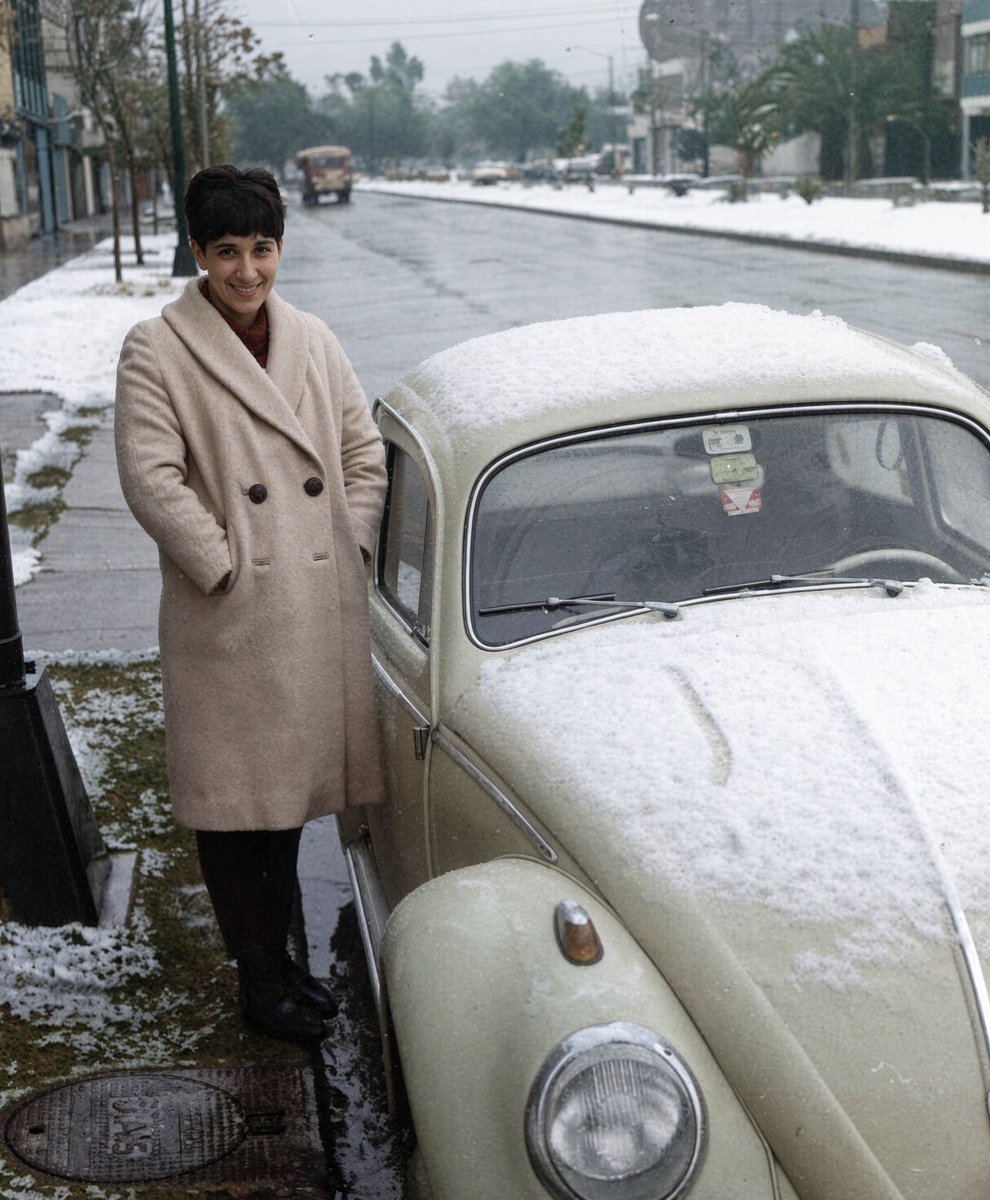 Cuauhtemoc_1521's tweet photo. ❄️ ❄️❄️LA ÚLTIMA GRAN NEVADA DE LA CDMX❄️❄️❄️

La madrugada del 11 de enero de 1967, la Ciudad de México amaneció convertida en un paisaje completamente blanco. Una masa de aire polar provocó que la nieve comenzara a caer alrededor de las 2 de la madrugada en zonas como Paseo de la Reforma y el Ángel de la Independencia, extendiéndose después por Chapultepec, San Ángel, Mixcoac, Tacubaya, el Centro Histórico y el Zócalo.

La temperatura descendió hasta aproximadamente -4 °C y la nieve llegó a acumular hasta 8 centímetros en algunos lugares. Las clases fueron suspendidas y miles de capitalinos salieron a las calles para contemplar un espectáculo que parecía imposible: el Ángel, Bellas Artes, el Zócalo y las principales avenidas cubiertos de nieve. Muchos hicieron muñecos de nieve y jugaron en las calles.

Pero el frío también tuvo consecuencias graves. Se registraron accidentes, afectaciones en carreteras y personas perjudicadas por las bajas temperaturas. La prensa de la época reportó 15 fallecidos y 7 heridos relacionados con los incidentes provocados por el temporal.