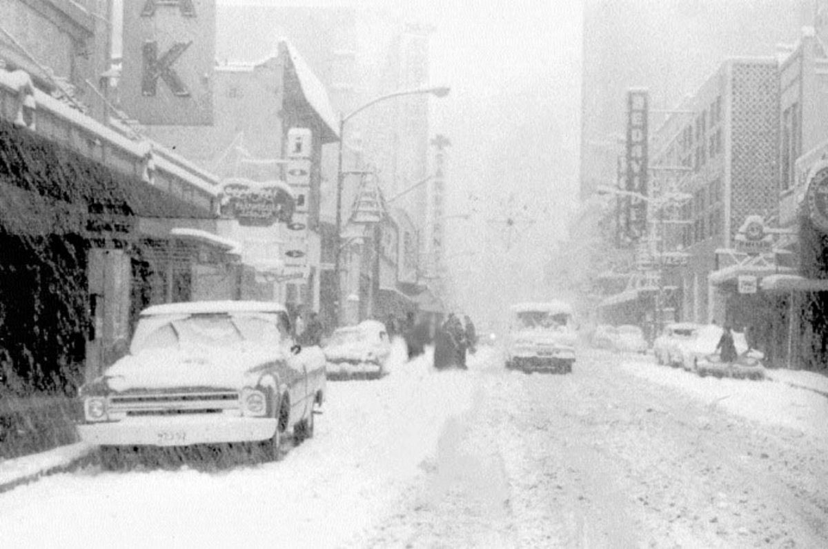 Cuauhtemoc_1521's tweet photo. ❄️ ❄️❄️LA ÚLTIMA GRAN NEVADA DE LA CDMX❄️❄️❄️

La madrugada del 11 de enero de 1967, la Ciudad de México amaneció convertida en un paisaje completamente blanco. Una masa de aire polar provocó que la nieve comenzara a caer alrededor de las 2 de la madrugada en zonas como Paseo de la Reforma y el Ángel de la Independencia, extendiéndose después por Chapultepec, San Ángel, Mixcoac, Tacubaya, el Centro Histórico y el Zócalo.

La temperatura descendió hasta aproximadamente -4 °C y la nieve llegó a acumular hasta 8 centímetros en algunos lugares. Las clases fueron suspendidas y miles de capitalinos salieron a las calles para contemplar un espectáculo que parecía imposible: el Ángel, Bellas Artes, el Zócalo y las principales avenidas cubiertos de nieve. Muchos hicieron muñecos de nieve y jugaron en las calles.

Pero el frío también tuvo consecuencias graves. Se registraron accidentes, afectaciones en carreteras y personas perjudicadas por las bajas temperaturas. La prensa de la época reportó 15 fallecidos y 7 heridos relacionados con los incidentes provocados por el temporal.