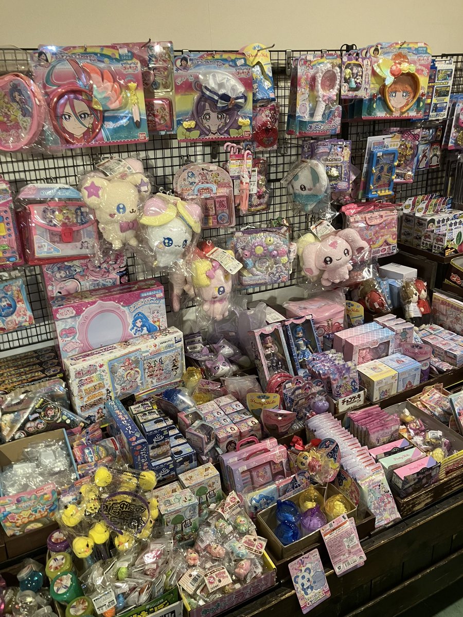 jMkc1lYHKe77398's tweet photo. ラグーナ蒲郡　駄菓子屋
開店しました、してますm(_ _)m
みんな大好きプリキュア商品他
シールにスクイーズもあるでやんす(*´ω`*)

オラのせーふも？オレットもあるからよ〜ぜって〜来てくれよな！ https://t.co/VSfBrNw5n9