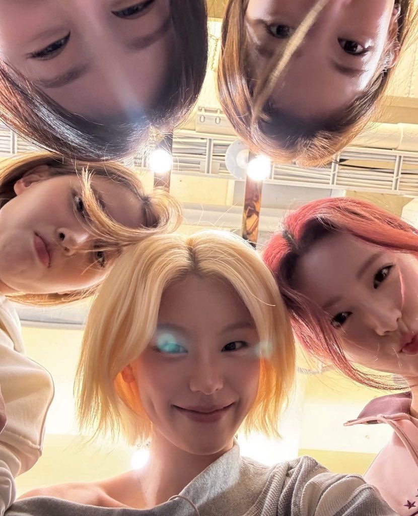 TEAM_TRUST_'s tweet photo. TEAM WORK IS THE DREAM WORK GUYS. If we don’t get together there’s chance we will get none of the those awards. Please think it through, cause in the end it’s an ITZY MEMBER GETTING AN AWARD. 

Votings over fanwars, use your time wisely🫶🏻 https://t.co/q1oNAewbKY