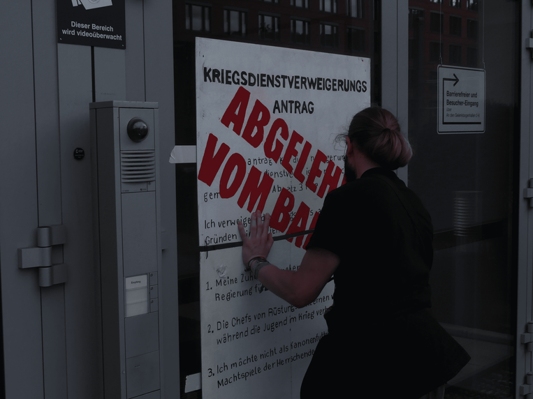 datawrangler2's tweet photo. [*🍉]
.
AgitProp-Aktionen in #Köln Messe/Deutz
IndyMedia: Antimilitarist:innen am: 04.09.2026-19:42
"Wir müssen uns den Kriegstreibern und
Kriegsprofiteuren hier vor Ort entgegenstellen,
Widerstand leisten gegen Aufrüstung und Krieg.
Krieg dem Krieg!"
https://t.co/XAvzzpt5n6
#RME https://t.co/yWq6Vjh3iF