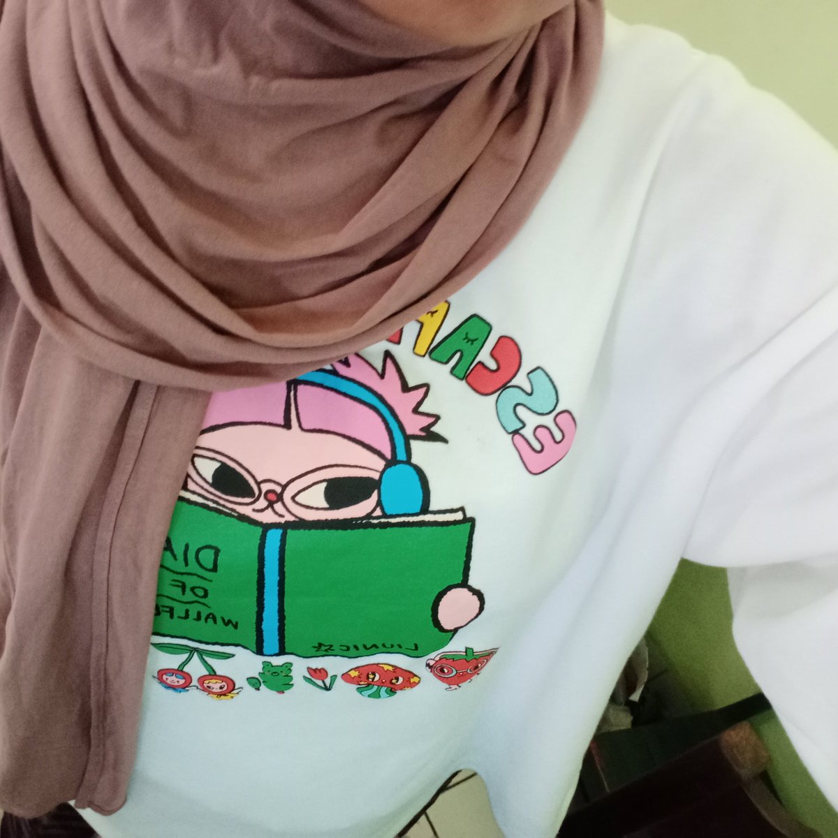 Eterntally's tweet photo. Kerja dalam keadaan imut. https://t.co/7CxNohp4cG