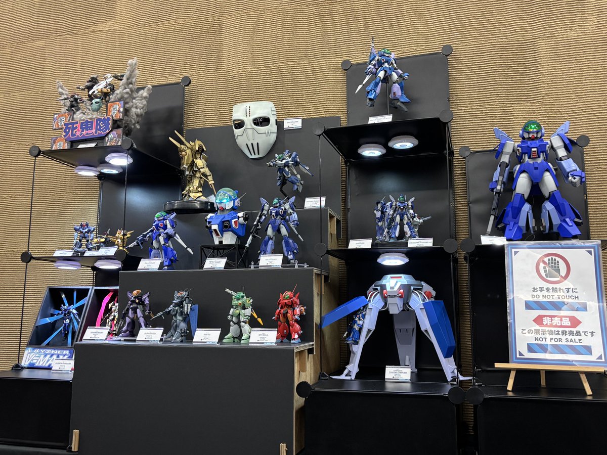 norisaku1971's tweet photo. 秋葉原の上映会展示ブースに、トライポッド・キャリアを置かせていただきました。
突貫工作で。ハッチオープン状態を再現しています。
凄腕モデラーの皆さんの大作に囲まれて、感無量です😭
#レイズナー
#VMAX上映 https://t.co/7BG9gI0wUS