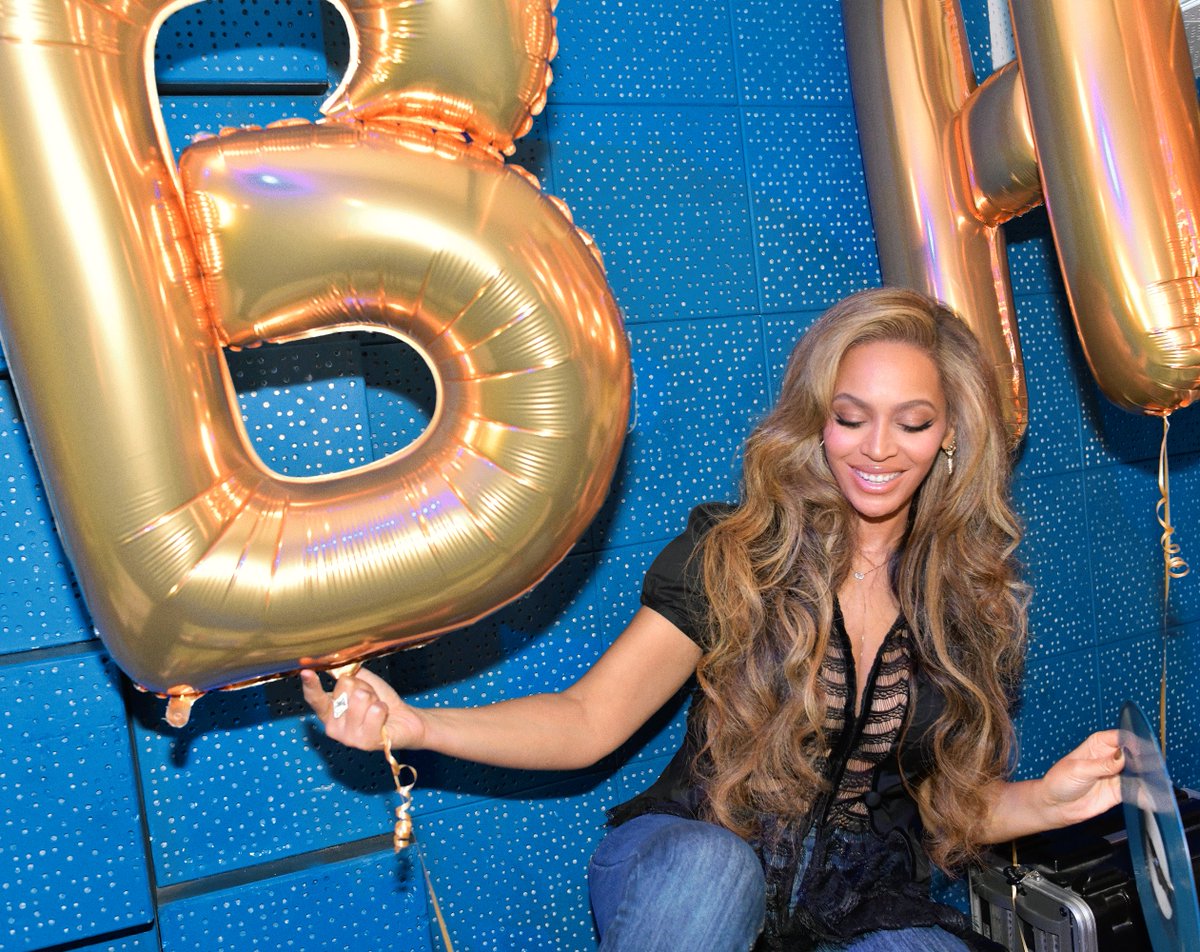 BeyLegion's tweet photo. Beyoncé celebrating B'DAY 20TH ANNIVERSARY EDITION in London. 🐊

#BDAY20 https://t.co/c9MVJ2PD2W
