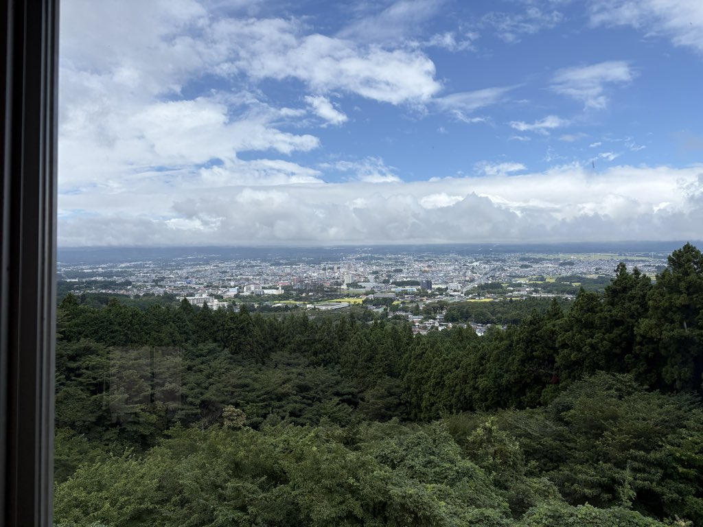 Fujimatsucafe's tweet photo. 今日も富士山は雲の中☁️
でも、頭がほんの少しだけ見えています🗻✨

これから少しずつ姿を見せてくれるといいですね😊
富士松カフェで、ゆっくりひと息つきませんか？☕️🍰
 #風車 #富士山 #カフェ https://t.co/IawBvRjmuO
