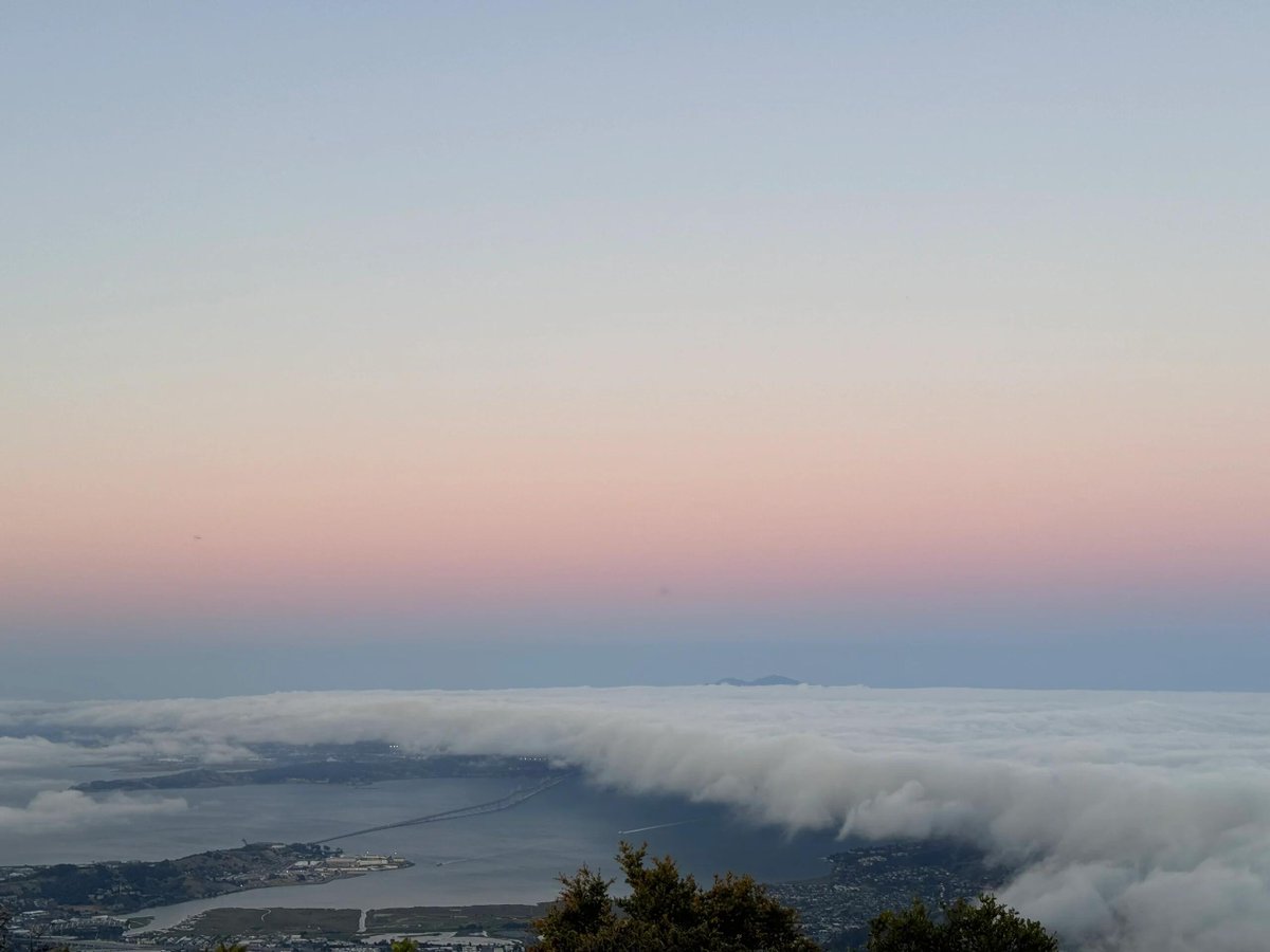 SheffieldPace's tweet photo. Watching the sunset at Mt Tamalpais, the view from East Peak is really beautiful 🌄 https://t.co/Yt4aTZuL7D