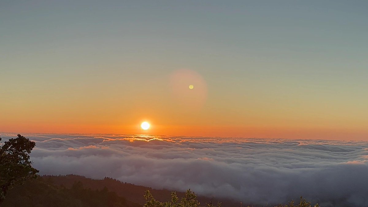 SheffieldPace's tweet photo. Watching the sunset at Mt Tamalpais, the view from East Peak is really beautiful 🌄 https://t.co/Yt4aTZuL7D