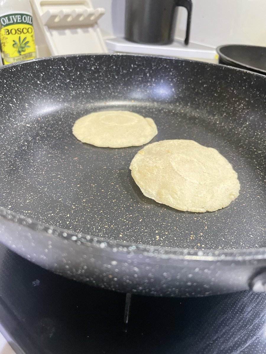 poinhy's tweet photo. ようやっと自家製コーントルティーヤに挑戦してるのですが20枚くらい焼いてラスト2枚目でやっとうまくふくらむっていう
できるだけ効率化したいんだけど、テフロン同時焼きはあまりよくないということだな https://t.co/holsc59m7M