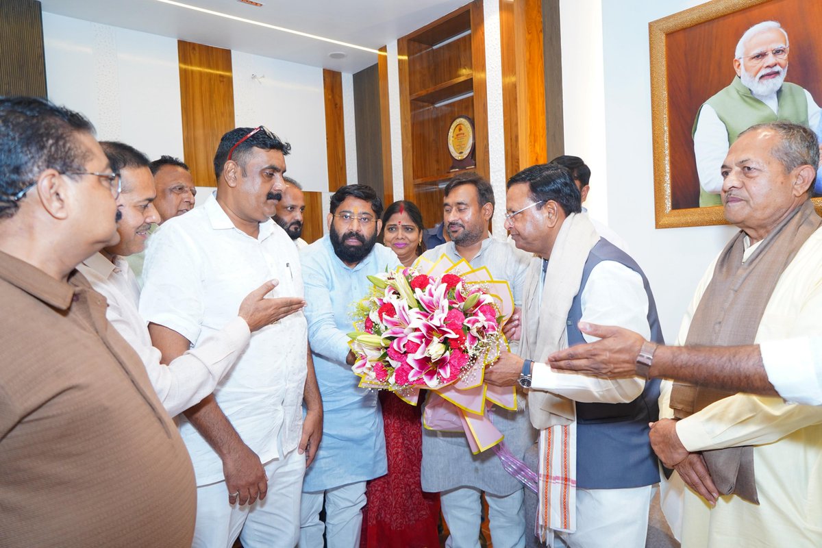 Lakshmirajbjp's tweet photo. सांसद जी के आवास पर @BJP4India (BJP) उत्तर प्रदेश के प्रदेश अध्यक्ष एवं केंद्रीय वित्त राज्य मंत्री आदरणीय श्री @mppchaudhary जी से शिष्टाचार भेंट हुई।
इस अवसर पर आदरणीय श्री पंकज चौधरी जी का स्नेह एवं मार्गदर्शन प्राप्त हुआ। 

@BJP4India @BJP4UP @BJP4Delhi #topfans #viral https://t.co/cWAjBsVzqf