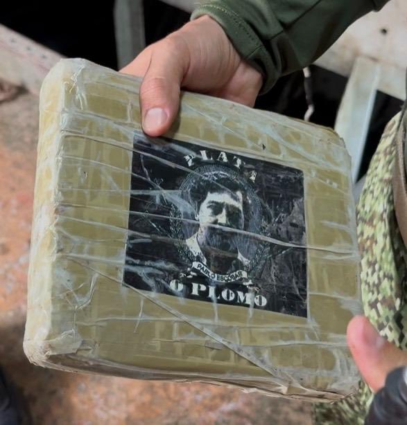 mindefensa's tweet photo. Otro cargamento que le quitamos a Comandos de Frontera. La @ArmadaColombia incautó cerca de 4 toneladas (3.731 kg) de marihuana, en dos operaciones en Amazonas. 

El alijo, oculto en doble fondo de dos embarcaciones, pertenecía a esta estructura que usa esta zona para mover la droga hacia Brasil y Perú.

Con contundencia e inteligencia, evitamos que 1.5 millones de dólares ingresaran a sus rentas ilícitas. 

Tolerancia cero con el narcotráfico, combatiremos este cáncer con todas las capacidades de la Fuerza Pública. No habrá eslabón de esta cadena criminal que no sea atacado en toda la República.