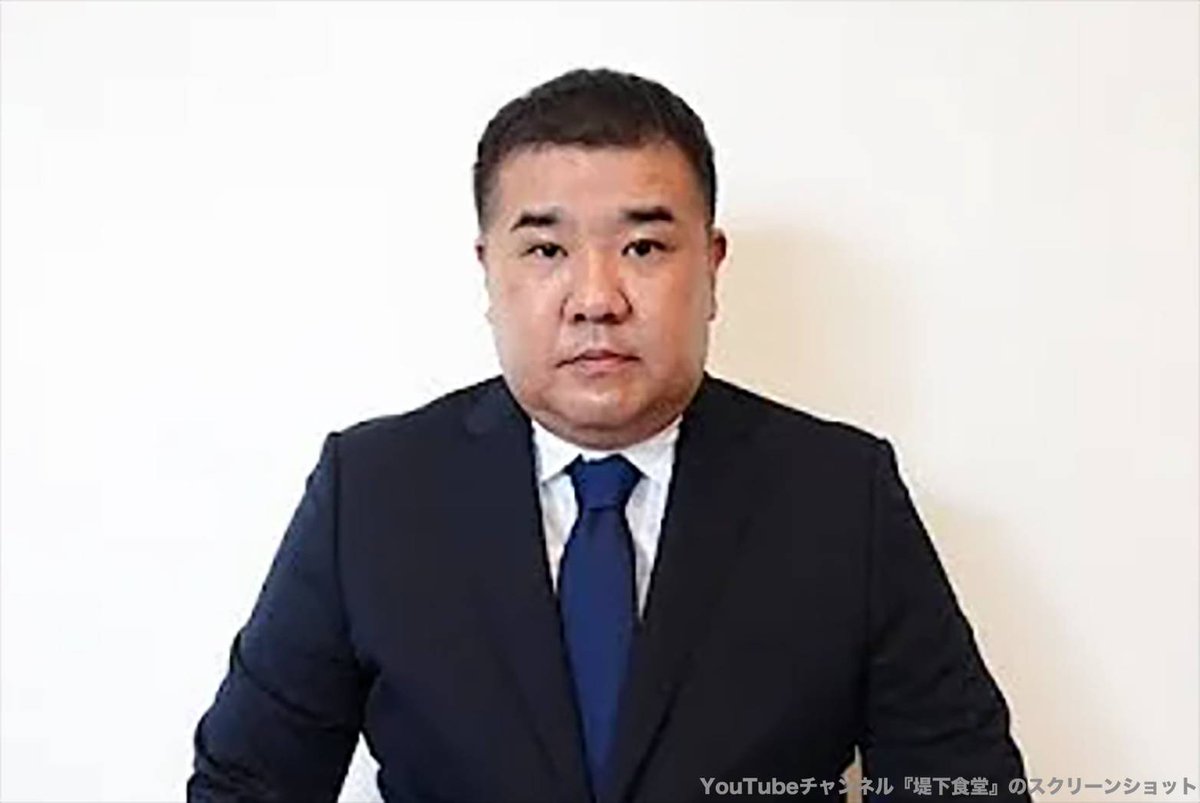 nishinoakihiro's tweet photo. 【インパルス堤下氏への訴訟予告に関するご報告とお詫び】

平素より株式会社CHIMNEY TOWNの活動に格別のご理解とご支援を賜り、厚く御礼申し上げます。

このたび、弊社代表・西野亮廣が2026年8月25日、自身の公式Xアカウントにおいて、インパルス堤下氏に対する「訴訟予告」とも受け取ることのできる内容の投稿を行った件につきまして、当該投稿に至った経緯および弊社の認識を下記のとおりご報告申し上げます。

1．本件投稿に至った経緯について

当該投稿は、堤下氏から発せられた「訴えるぞ、お前」というツッコミを起点とする、芸人同士のいわゆる「お笑いの文脈」における応酬に対し、西野本人がこれに応答する意図で行ったものであり、当初より実際の訴訟提起その他の法的措置を予定していたものではございませんでした。

しかしながら、その表現および文面が、一般的な企業による正式な声明文、あるいは法的措置に関する公表文を想起させる内容となっていたことから、当該投稿に至る前後の文脈を把握されていない方々において、実際に訴訟等の法的手続が開始されるものと誤認される事態を招く結果となりました。

その結果、堤下氏に対して多数の問い合わせが寄せられるなど、関係各位にご負担をおかけすることとなりました。
本件につきましては、表現の選択ならびに情報発信の方法において、配慮を欠く対応があったものと厳粛に受け止めております。

2．西野本人の認識について

一方、本件について本人に確認を行ったところ、今回の投稿においては、単なる芸人同士の応酬という意図だけでは説明しきれない感情が、本人の中に存在していた可能性があるとの認識を示しております。

堤下氏は、2017年および2022年の二度にわたり自動車事故を起こし、その後、運転免許を返納されるなど、一定の社会的責任を果たすための対応を行っております。

また、近年においては、徐々にメディアへの露出を増やすなど、社会復帰に向けた活動を続けておられます。
しかしながら西野本人の中には、そうした堤下氏の誠実な活動に対して、

「このまま、堤下を社会復帰させてなるものか」

という使命感が、少なからず存在していたものと考えられます。
 
本来であれば、芸人同士の軽妙なやり取りとして完結すべきものであったにもかかわらず、本人が抱いていた感情が無意識のうちに堤下君に対する表現へと反映された結果、当該投稿が「社会的責任を追及する声明」とも受け取れる性質を帯びるに至ったものと考えております。

この点につきましては、西野本人は深く反省の意を示しており、今後も引き続き追撃の手を緩める意思はない旨を表明しております。

3．本件に関連するその他の事案について

今回の投稿により、眠り下氏ならびに、眠り下氏の飼育関係者の皆様、また投稿をご覧になった皆様にご迷惑とご心配をおかけしましたことにつきましては、あらためて深くお詫び申し上げます。

そのうえで、弊社といたしましては、本件投稿に関する問題と、過去に発生した各事案に関する社会的評価とは、明確に区別して考える必要があるものと認識しております。

とりわけ、住宅街へ出没した眠り下ひめし氏による二度の自動車事故、ならびにTKO木下氏によるペットボトル事件につきましては、弊社としても決して風化させてはならない事案であると認識しております。

特に、現在海外逃亡を続けている木下につきましては、後輩に対して投げたペットボトルについて、「下投げ」であったこと、また使用された水について「軟水」であったことを強調されております。

しかしながら、「特定非営利活動法人 全国ペットボトル投擲（とうてき）事案風化防止センター」による調査結果によりますと、当該ペットボトルについては「上投げ」であった可能性、ならびに「硬水」であった可能性が、それぞれ指摘されております。
 
 下投げによる「い・ろ・は・す」と、上投げによる「evian」では、殺傷能力に明らかな差異が生じる可能性があるものと認識しております。
この点につきましては、今後、調査の進捗に伴い新たな事実関係が確認された場合には、その内容および重要性を精査した上で、必要に応じて改めてご報告申し上げる所存です。

4．今後の情報発信について
　
弊社といたしましては、今回の事案を真摯に受け止め、今後の情報発信に際しては、たとえ相手が、堤下や木下やエハラマサヒロであったとしても、その表現が第三者にどのような影響を及ぼし得るのかを十分に検討したうえで、適切かつ責任ある発信に努めてまいります。
関係者の皆様ならびに日頃より弊社の活動を応援してくださっている皆様には、今回の件につきまして、ご心配とご迷惑をおかけしましたことを重ねてお詫び申し上げます。

2026年9月5日
株式会社CHIMNEY TOWN
代表 西野亮廣