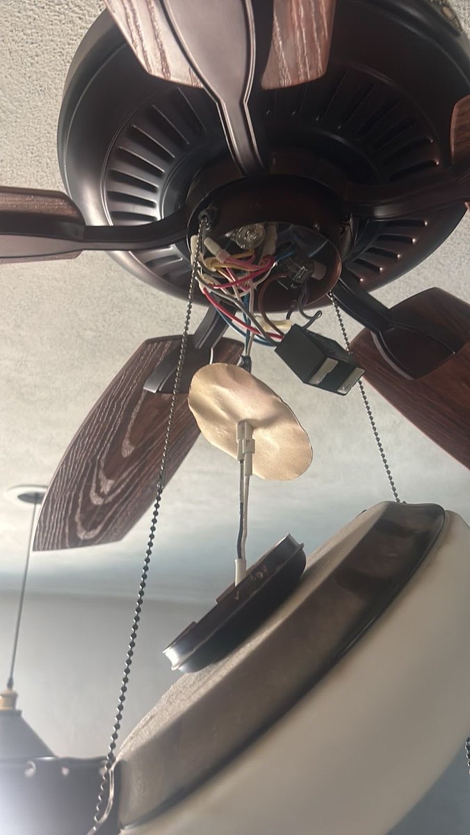ALMACARBAJAL's tweet photo. Ventilador de techo, después de 4 años teniéndolo de adorno jaja en lo personal fix fav al momento https://t.co/ceHc2F7ss6