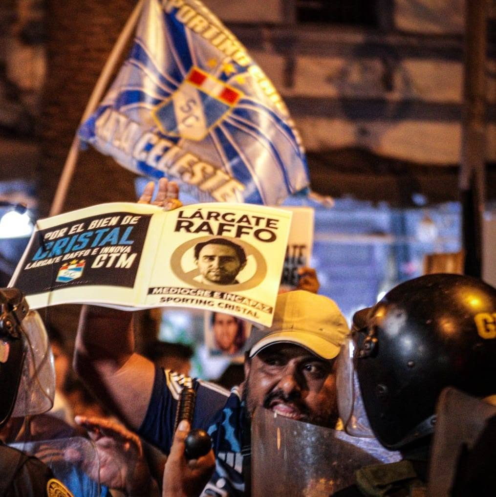 69klucian's tweet photo. La  única protesta que realmente jodió fue la de no ir al estadio, boicotear a los sponsors, y protestar a las afueras de sus casas. Lo de putear en el Gallardo, nunca funcionó.

Los que manejan info dentro de Sporting Cristal, saben que eso fue lo que más dolió a Innova. https://t.co/Ry0K98IEcK