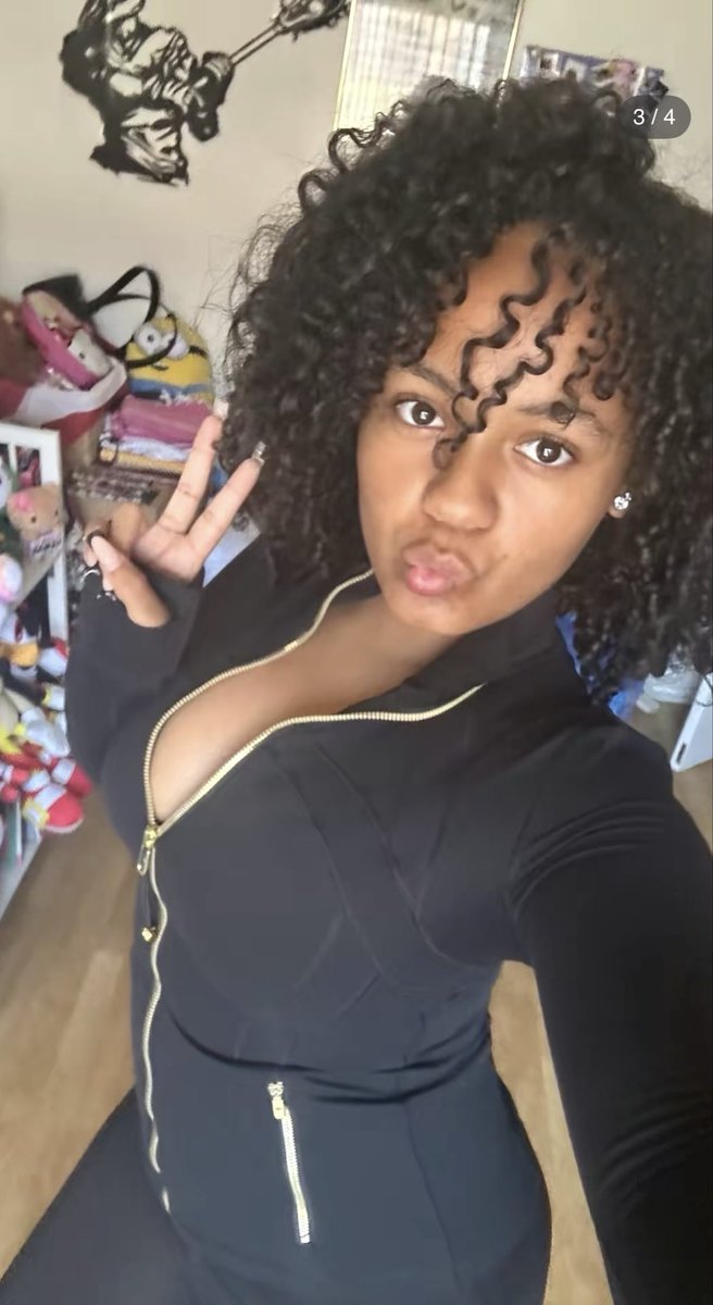 _Xx_Daddy_xX_'s tweet photo. Lmk if yall fw this light skin shordy, ngl made me nut hella quick #lightskin #thicc #fatass #cum #ebony #latina https://t.co/61pNB6H6e6