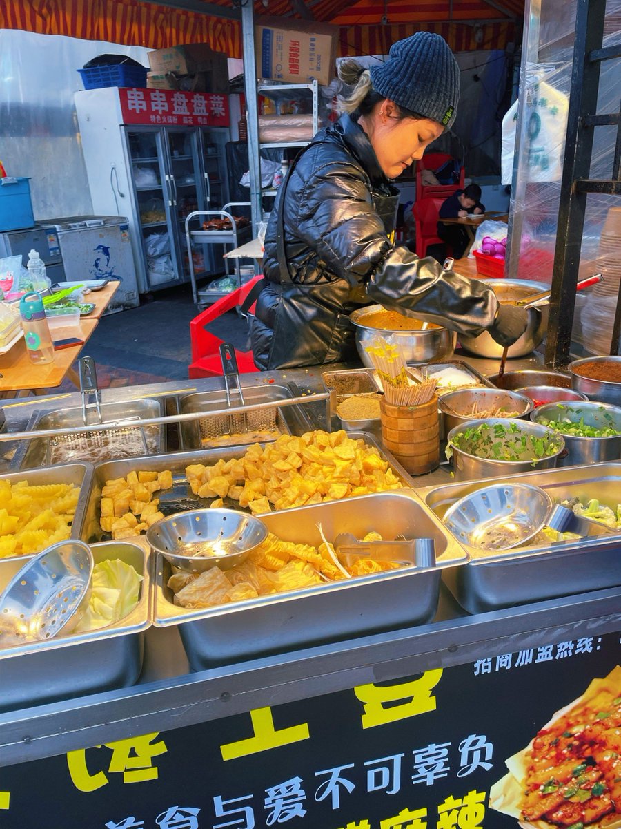 Maseven16's tweet photo. 下班路过巷口被香晕！刚煎的土豆裹满孜然辣椒，咬开软绵还流粉，连吃三盒不过分！ https://t.co/RSEAAmldp5