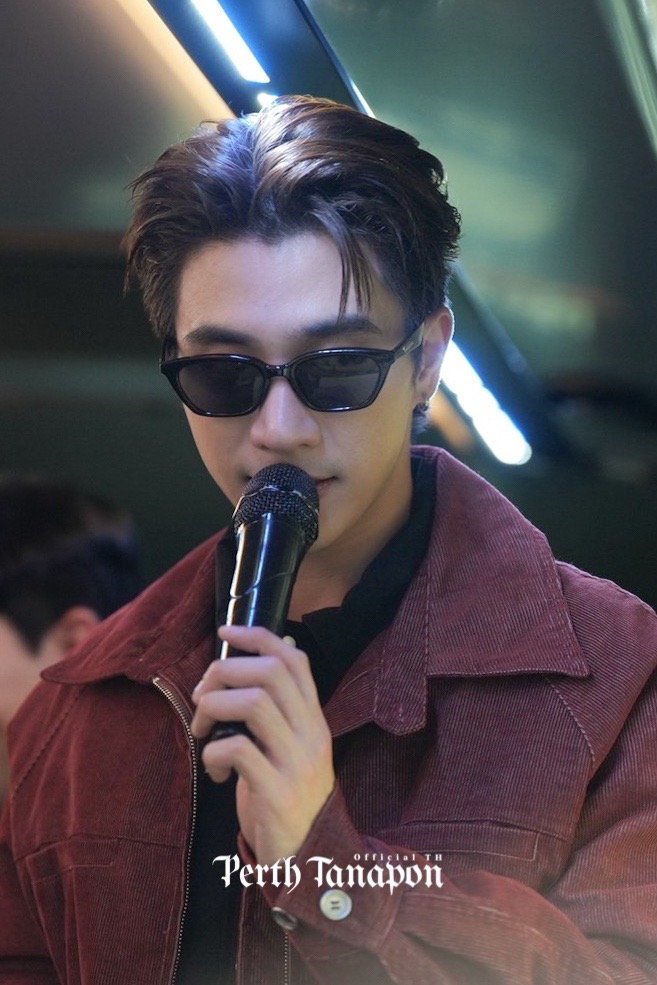 PerthOfficialTH's tweet photo. พ่อหนุ่มแว่นดำ...อย่างหล่อเลยนะครับ 😎

PERTHSANTA PEAK ROMANCE

#UltimateBrewcationxPS
#DaoCoffeeXPerthSanta
#PerthTanapon https://t.co/SRJU7vvSSe
