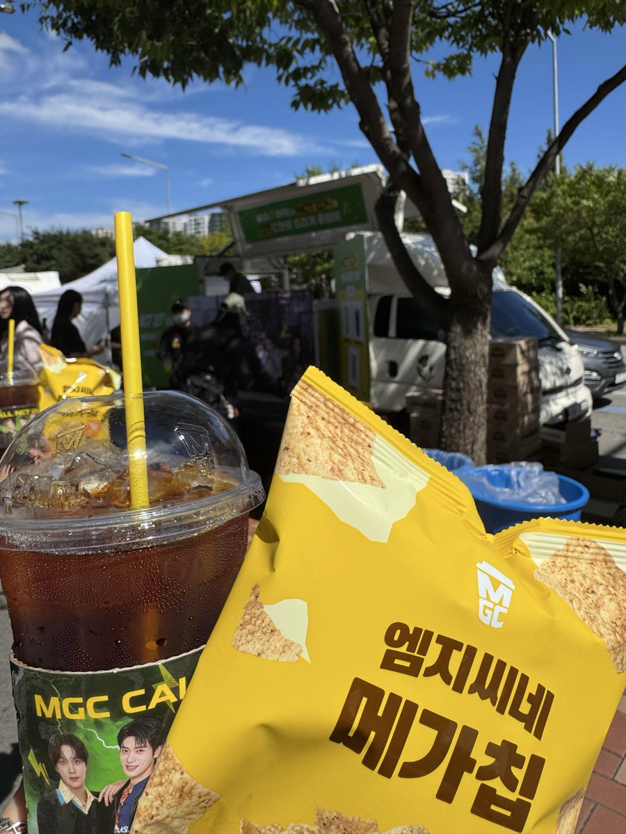 lovemanyidol's tweet photo. 음중후기: 해찬이 엔딩 아닌데 계속 고양이귀 하길래 뭐지했는데 쟈니놀리려고 그런거엿음….진짜웃기게ㄴ https://t.co/6rYEWB5GZm