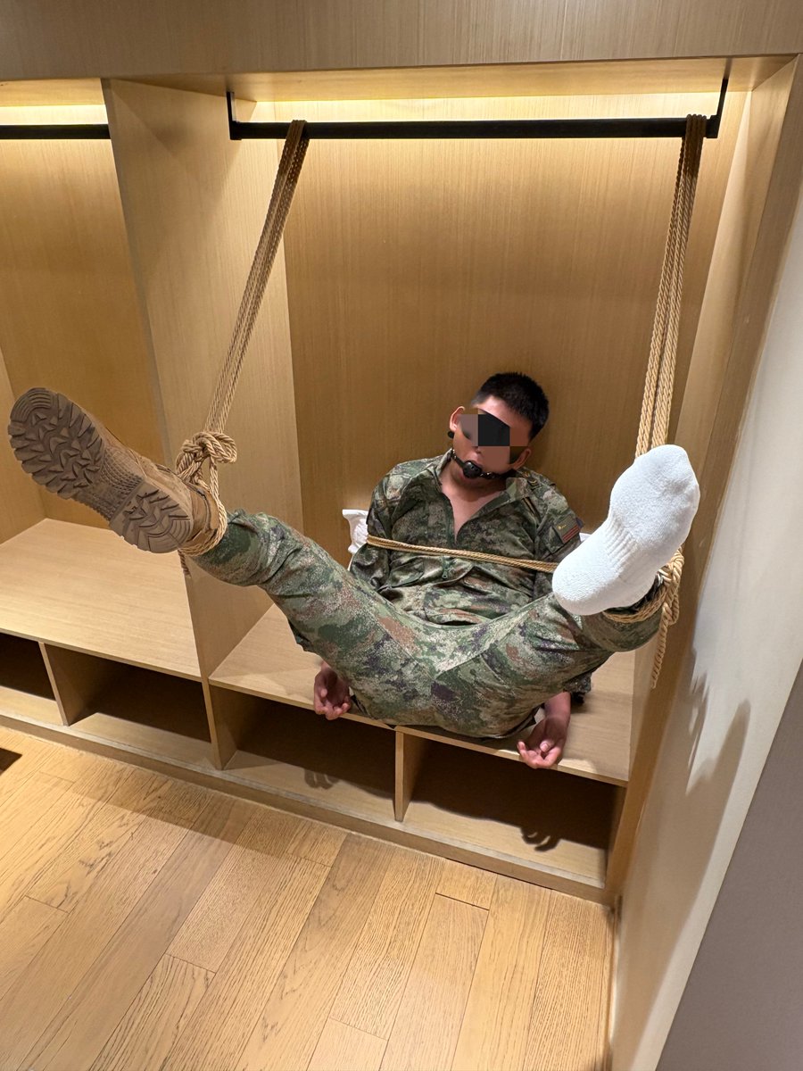 haozizizi1's tweet photo. 被俘获的小菜鸡
不给出有效的情报
就只能被强行喂别人的袜子和任人摆布

#战败 #白袜 #作战靴 #士兵 https://t.co/NPISks601B