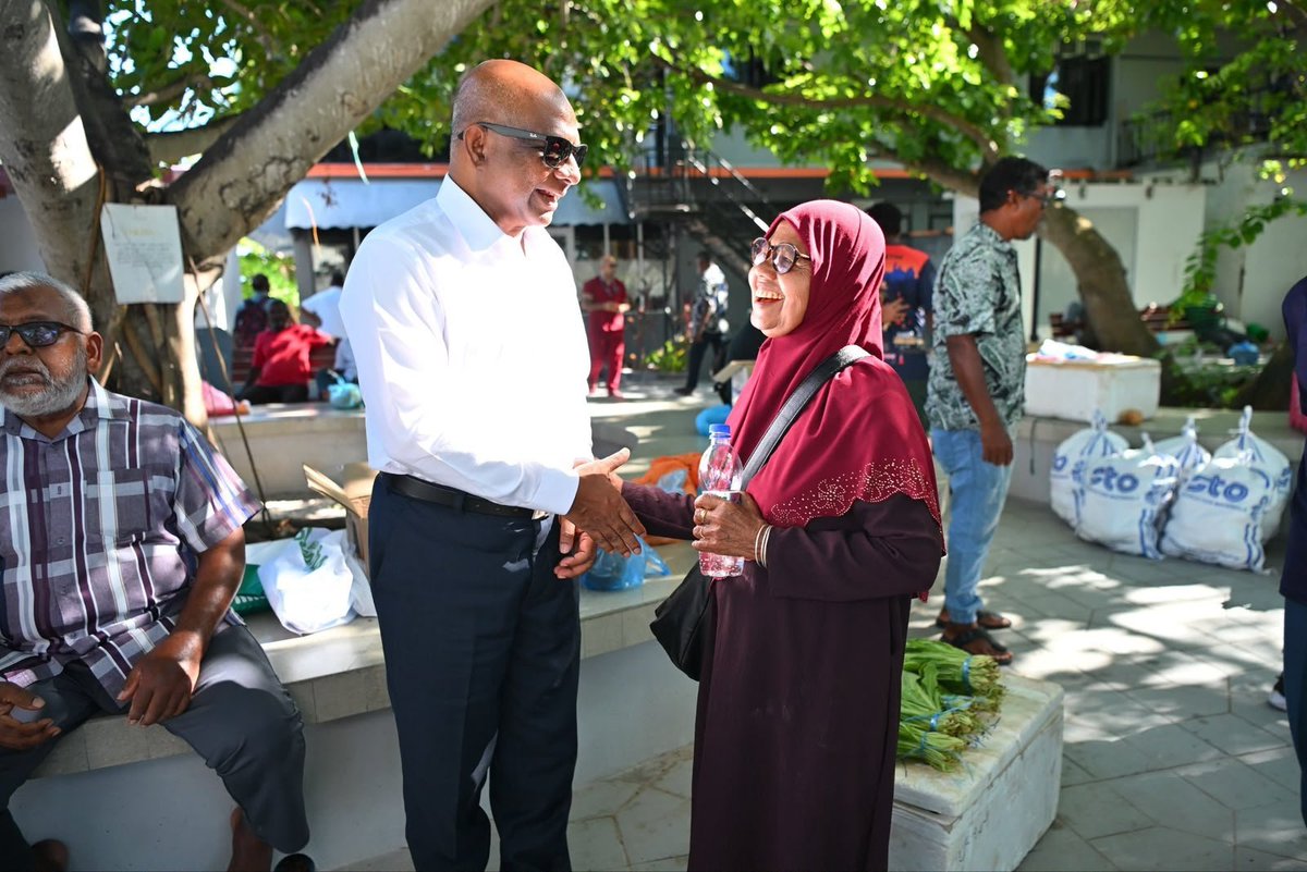 ahamed69mohamed's tweet photo. ރައީސް ޢަބްދުﷲ ޝާހިދު ކުޅުދުއްފުށި ސިޓީގެ ހޮނިހިރު ބާޒާރުން. ޢަބްދުﷲ ޝާހިދު ވަނީ އެމަނިކުފާނުގެ ވެރިކަމެއްގައި ކުދި އަދި މެދު ފަންތީގެ ވިޔަފާރިތަކަށް ޚާއްޞަ ސަމާލުކަމެއް ދެއްވާނެ ކަމަށް ވިދާޅުވެފައި.
#zamaaneeraajje #fudhuntheriraajje
#shahid2028 #MDP #KFC📍 https://t.co/WrxCNgZyi7