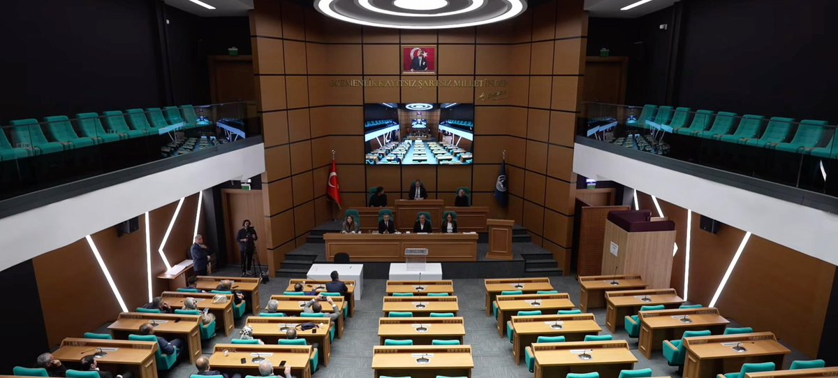 TahaSaricaoglu's tweet photo. Bugün Belediye Meclisi’nde, Üsküdar Belediye Başkan Vekilliği seçimi için Cumhur İttifakımızın 21 Meclis Üyesiyle Meclis’te yerimizi aldık. Ancak CHP’li ve Yeni Partili Meclis Üyelerinin seçime katılmaması nedeniyle, seçim 8 Eylül Salı gününe ertelendi.

Bugün olduğu gibi Salı günü de Üsküdarlı komşularımızın iradesini temsil etmek üzere Meclis’te hazır bulunacağız.

Kamuoyuna saygıyla bildiririz.