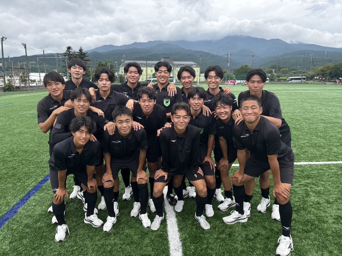 nu_soccer's tweet photo. 🔴ご報告⚫️

今週4日間にわたり開催されておりました、
『令和8年度日本大学体育大会サッカー競技会（高校・大学サークルの部）』が、9月3日に閉幕いたしました⚽️

高校の部では全国の日大附属校23校とオーストラリアの提携校1校の計24校が参加、大学の部では11学部が参加し、頂点を争いました🔥

弊部員は各大会で審判員を務め、大会運営にも携わらせていただきました‼️

📝高校の部リーダーコメント📝
山口穂高（２年/長崎日大高校）
「普段とは違う審判という立場からサッカーに触れ、新たな視点や学びを得ることができました。この経験を今後の選手としての活動に活かしていきたいです。」

📝大学の部リーダーコメント📝
天野太智(２年／日大山形高校）
「2日間、審判員として大会に参加し、ピッチ内だけでなく、ピッチ外での大会運営や周りとの関わり方など、多くのことを学ぶ貴重な経験になりました。この経験を今後の選手としての活動に活かし、さらに成長していきたいです。」

今回の審判経験で得た視点を、今後の日々のトレーニングやプレーの質の向上に活かし、さらに成長して参ります‼️

 #日本大学
 #日本大学サッカー
 #大学サッカー