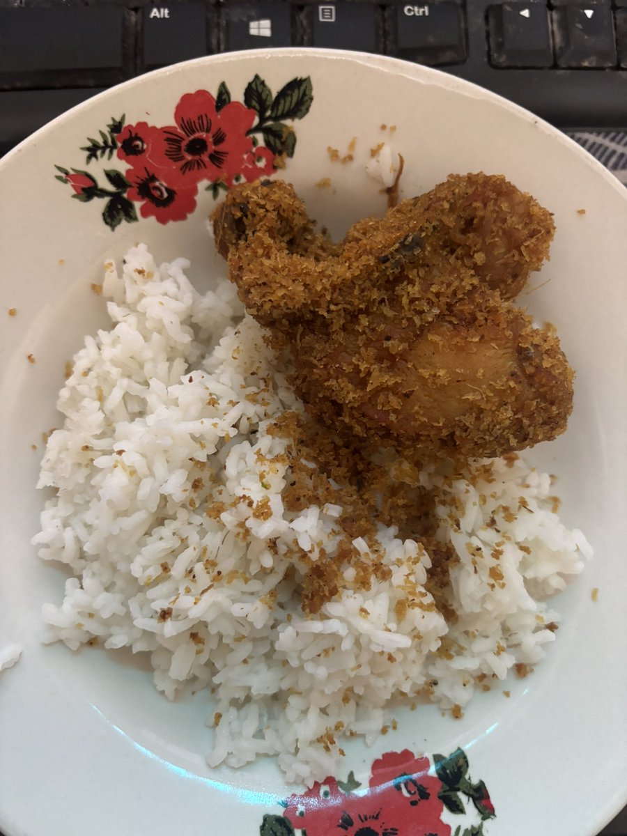 diora_anr's tweet photo. Makan siang dulu moots… https://t.co/9JNjG3qIr4