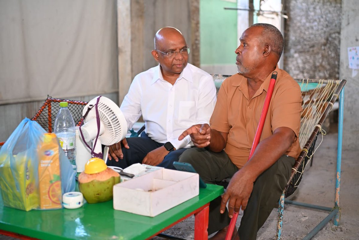 Kudathuthu's tweet photo. ރައީސް ޢަބްދުﷲ ޝާ��ިދު ކުޅުދުއްފުށި ސިޓީގެ ރައްޔިތުންނާ ބައްދަލުކުރެއްވުމަށް ދޮރުން ދޮރަށް ކުރައްވާ ޒިޔާރަތް. ކުޅުދުއްފުށިން އެމަނިކުފާނަށް ދަނީ ހޫނު ތަރުޙީބެއް ލިބެމުން.

#zamaaneeraajje #fudhuntheriraajje #shahid2028 #MDP #KFC📍 https://t.co/7H6pkceBXw