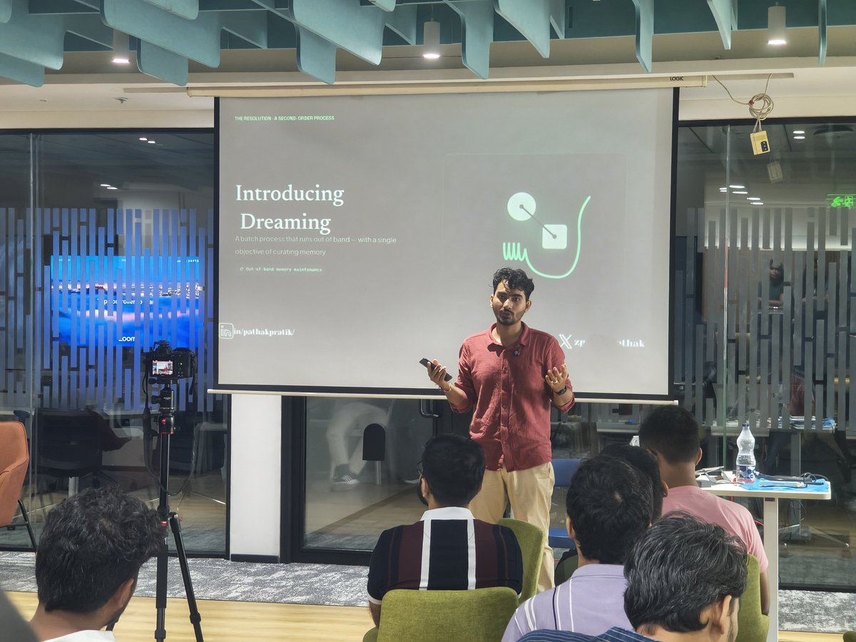 VKundar73526's tweet photo. Session 2 at #DevDaysMumbai 🚀
A fascinating deep dive by Pratik Pathak into Closed-Loop Agentic Architecture, Context Engineering & Agent Memory.
#DevDays #mumtechup #sept26mtp https://t.co/Yn2QaClfpC