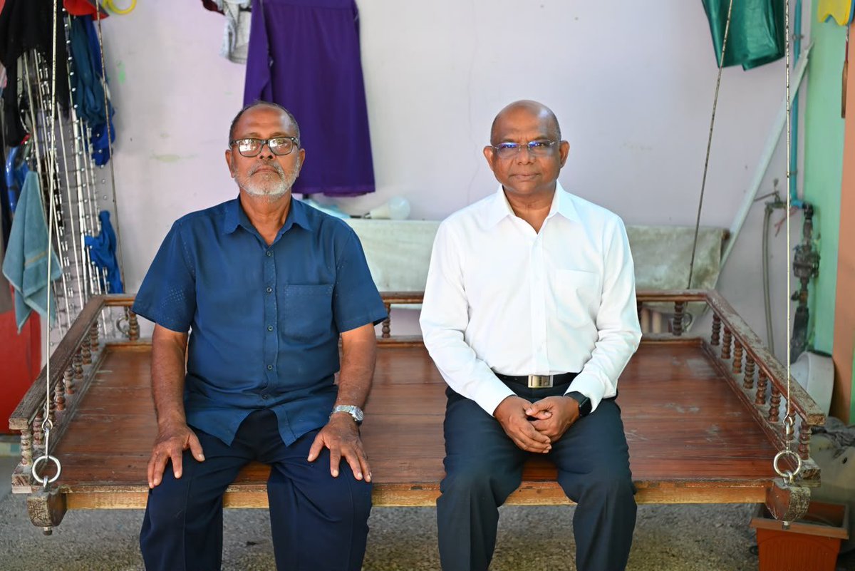 faimini_'s tweet photo. ރައީސް ޢަބްދުﷲ ޝާހިދު ކުޅުދުއްފުށި ސިޓީގެ ރައްޔިތުންނާ ބައްދަލުކުރެއްވުމަށް ދޮރ��ން ދޮރަށް ކުރައްވާ ޒިޔާރަތް. ކުޅުދުއްފުށިން އެމަނިކުފާނަށް ދަނީ ހޫނު ތަރުޙީބެއް ލިބެމުން.

#zamaaneeraajje #fudhuntheriraajje #shahid2028 #MDP #KFC📍 https://t.co/LFTKK5DVGO
