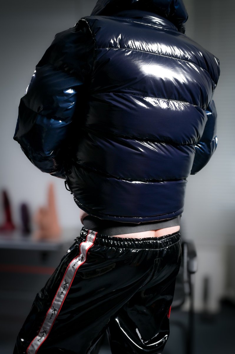 ShinyGearAlex's tweet photo. 🖤❄️ Glossy PVC puffer jacket. Gay winter style. ✨🏳️‍🌈

Black, shiny, padded and unapologetically fabulous. 😈 The colder it gets, the more I want that glossy PVC shine.

Warm. Shiny. Gay. Completely my style. 🖤✨

#pvcgay #gay #pvc #gayleather #pvcfashion #pvcpants #pufferjacket https://t.co/X21ZWPEjIs