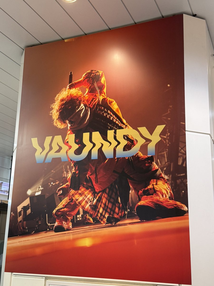 catchmyway's tweet photo. 無事に幕張メッセに到着！
ワンオク、VAUNDサポが大量にいる。笑
あと２時間 https://t.co/UBmR0tZB5t