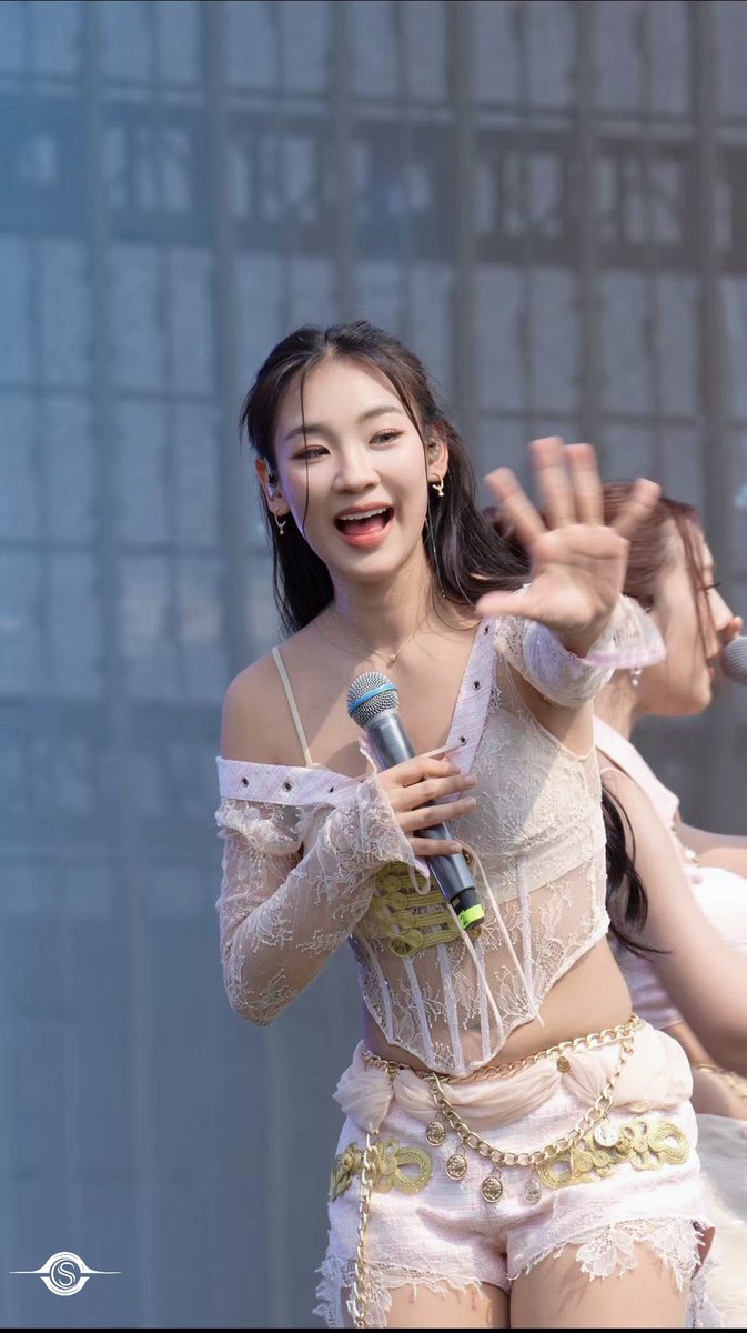LaTiaoSangSang's tweet photo. Fai🩷
2026 Very Thai Dian Feng Music Festival 
#泰嗨音乐节
#Fai4EVE 
#4eve
#VeryThaiDianfengMusicFestivalx4EVE
#2026VeryThaiDianFengMusicFestvial https://t.co/2ImjBVeyoc