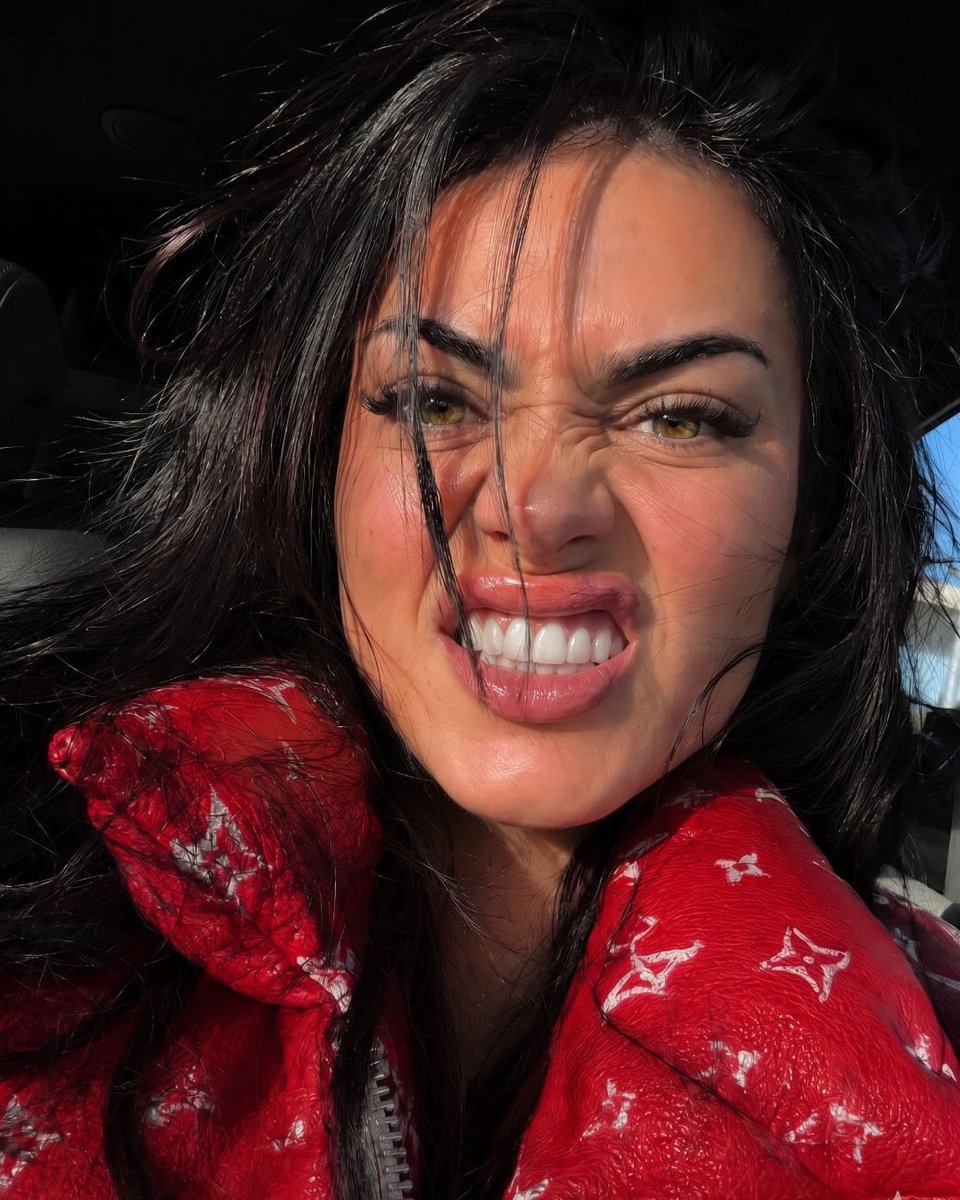 MinnaMonro's tweet photo. Chaos, confidence &amp; good vibes. Not every photo has to be serious—sometimes the best shots are when you’re simply yourself. From cheeky to surprised to totally silly, life’s too short for boring selfies. https://t.co/6a5hyEqa1X