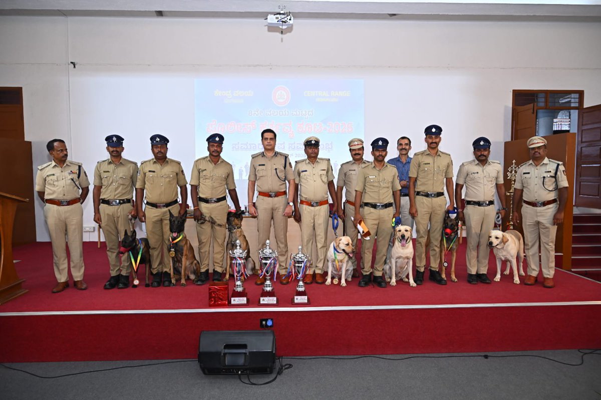 bngdistpol's tweet photo. ಕೇಂದ್ರ ವಲಯ ಮಟ್ಟದ 8ನೇ ಪೊಲೀಸ್ ಕರ್ತವ್ಯಕೂಟದಲ್ಲಿ ಮಾನ್ಯ ಶ್ರೀ ಎಸ್. ಗಿರೀಶ್, ಐ.ಪಿ.ಎಸ್., ಆರಕ್ಷಕ ಉಪ ಮಹಾನಿರೀಕ್ಷಕರು, ಕೇಂದ್ರ ವಲಯರವರು ಭಾಗವಹಿಸಿ, ವಿವಿಧ ವಿಭಾಗಗಳಲ್ಲಿ ವಿಜೇತರಾದ ಅಧಿಕಾರಿ ಹಾಗೂ ಸಿಬ್ಬಂದಿಯವರಿಗೆ ಪ್ರಶಸ್ತಿ ಪ್ರದಾನ ಮಾಡಿ, ಅಭಿನಂದನೆ ಸಲ್ಲಿಸಿ, ಶುಭ ಹಾರೈಸಿದರು.#DutyMeet2026 #BengaluruDistrictPolice https://t.co/y0CE59pvpt