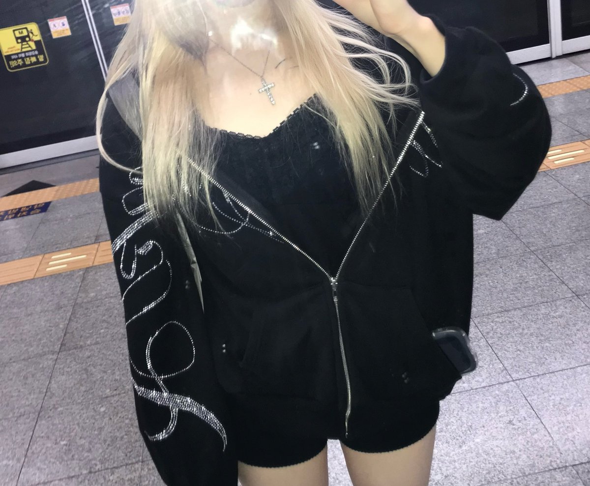 y______eopo's tweet photo. 냐르하다 https://t.co/4V3Sgu0phD