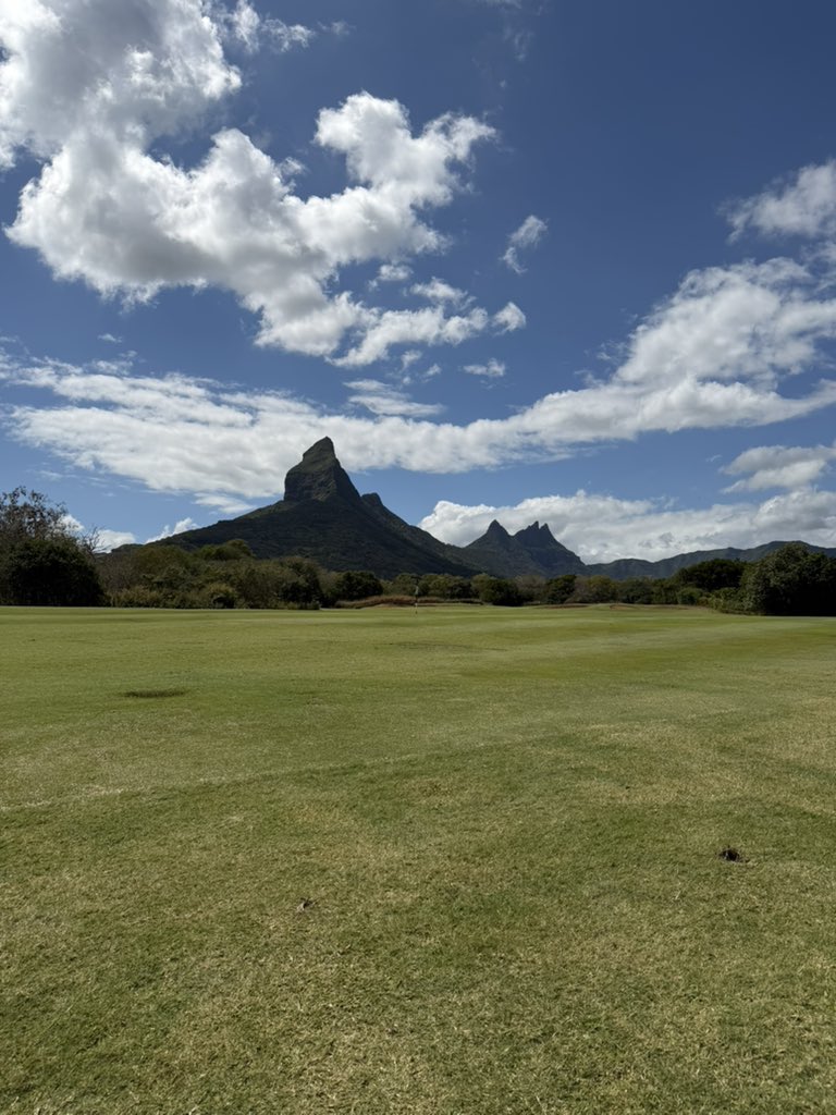 Davedewet's tweet photo. Beautiful day to improve my golf https://t.co/cyWZ7aQeFR