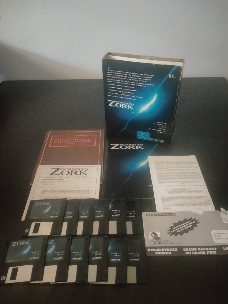 pcgamearchive's tweet photo. Return to Zork cabía en 12 disquetes de 3,5". Hoy una instalación es un clic; en 1993 era una pequeña ceremonia de cambio de discos y paciencia. Un recordatorio físico de cuánto pesaba la ambición multimedia.
#pcgamearchive #ReturnToZork #MSDOS https://t.co/EN7Vv9YOG4