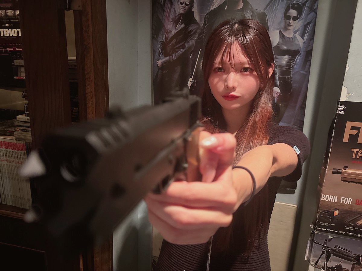 napic0shino_'s tweet photo. 人生初シューティングバーに行ってきたよ！

リコリコの千束の銃、プライベートライアンで知ったトンプソンM1A1を撃ちました！
1枚目のはドラグノフ狙撃銃であってる？メモし忘れてしまった😭たぶんブラックラグーンでバラライカが使ってたやつ？！(まだあまり詳しくないので間違ってたら教えてください！)

マスターが色々教えてくださり楽しかったー！
中田商店さんのカタログもあって、マスターが中田商店さんの話いろいろしてくれた🥺
ガンダムのお話もできて楽しすぎた♩