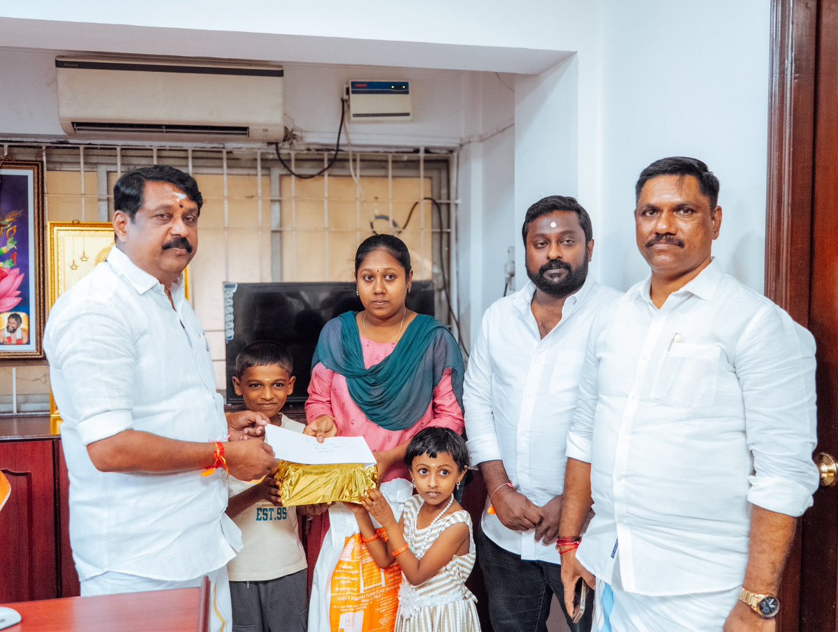 NainarBJP's tweet photo. மறைந்த கன்னியாகுமரி மாவட்டம், பத்மநாபபுரம் நகர முன்னாள் பா.ஜ.க. இளைஞரணி தலைவர் தெய்வத்திரு. சரவணன் அவர்களின் இரு குழந்தைகளின் பள்ளிக் கல்விக் கட்டணத்தை, தமிழக பா.ஜ.க. மாநில இளைஞரணி தலைவர் அன்பிற்குரிய தம்பி திரு. @SuryahSG அவர்கள் தொடர்ந்து வழங்கி வருகிறார்.

அதன் தொடர்ச்சியாக, இந்த ஆண்டிற்கான கல்விக் கட்டணத்திற்கான காசோலையை எனது கரங்களால் அவருடைய குழந்தைகளிடம் வழங்கியதை பெரும் பாக்கியமாகவும், மனநிறைவாகவும் கருதுகிறேன்.

தங்கள் வாழ்நாளையே கட்சிக்கும், தேசத்திற்கும் அர்ப்பணித்து பணியாற்றிய நம் காரியகர்த்தாக்கள் நம்மை விட்டுப் பிரிந்தாலும், அவர்களின் குடும்பங்கள் ஒருபோதும் தனித்து விடப்பட மாட்டார்கள் என்பதை தமிழக பா.ஜ.க. மீண்டும் ஒருமுறை உறுதியாக நிரூபித்துள்ளது.

இந்த நிகழ்வில் தேசிய செயலாளர் திரு. @MaVenkatesanbjp அவர்கள் உடன் இருந்தார்.