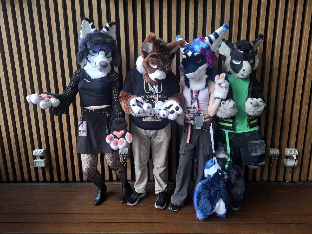 ShaylahFloof's tweet photo. Some more pictures from #Aurawra2026 I've been meaning to post for too long! Was fun posing as Violet / @Mutt_666_ for a bit hehe ty! Then getting photos with the the other lovely Astris suiters ✨ @RocketAvali @/JustScatters &amp; @notafrog_Jay https://t.co/zuZYlSORo6